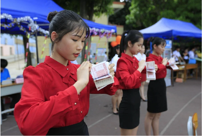 广西物资学校会计专业学生进行点钞技能展示.png